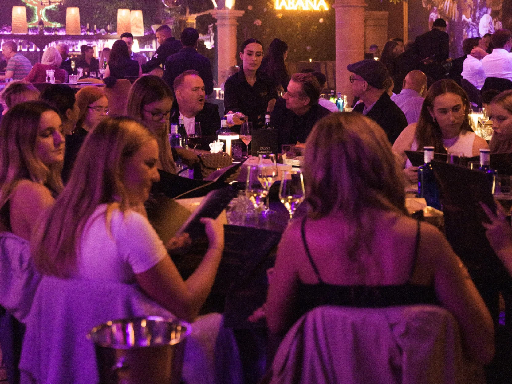 Sala llena durante una cena de grupo en Tabana, restaurante con espectáculo en Playa de Palma, Mallorca