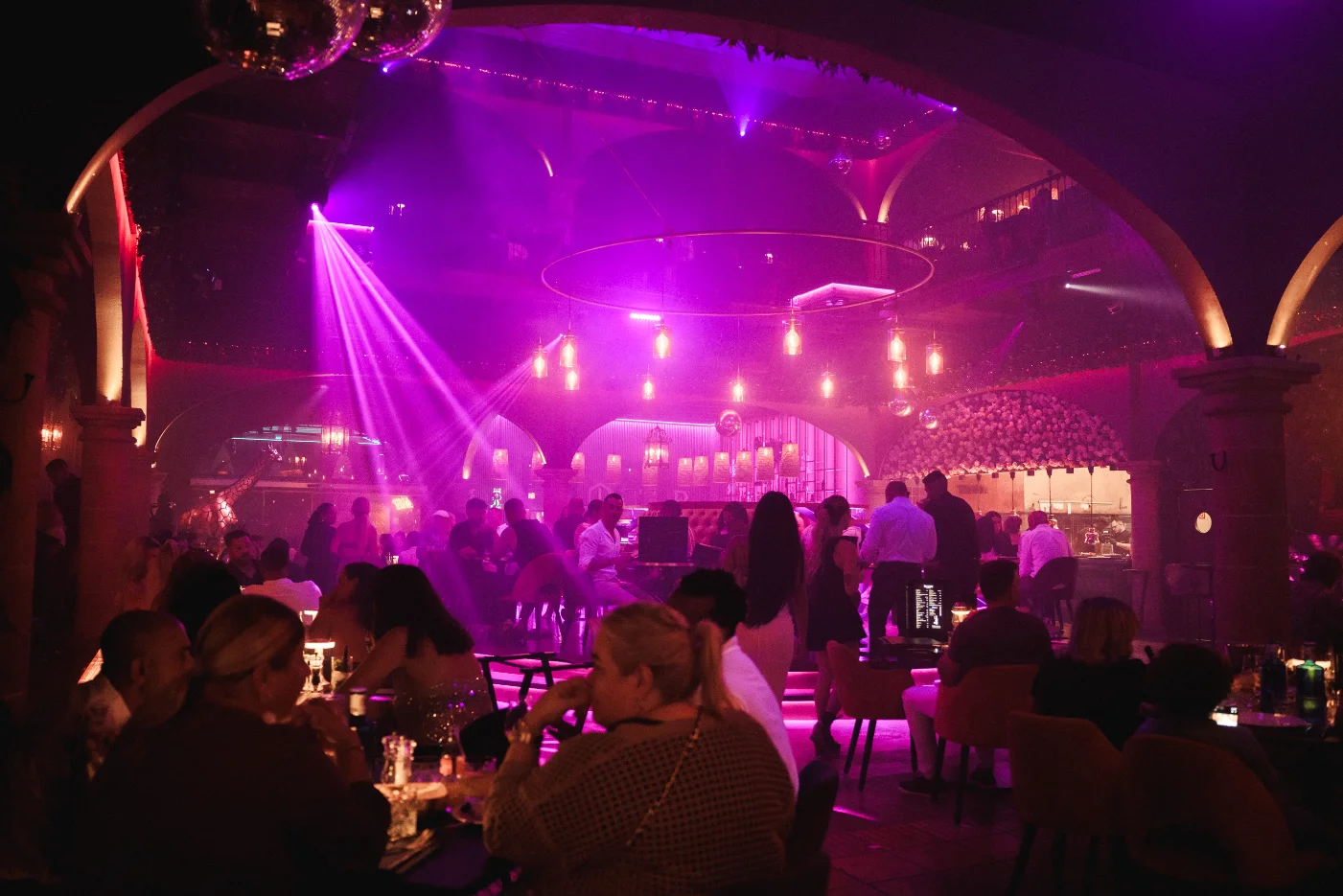 Ambiente nocturno de la sala de Tabana durante la cena con espectáculo en Mallorca