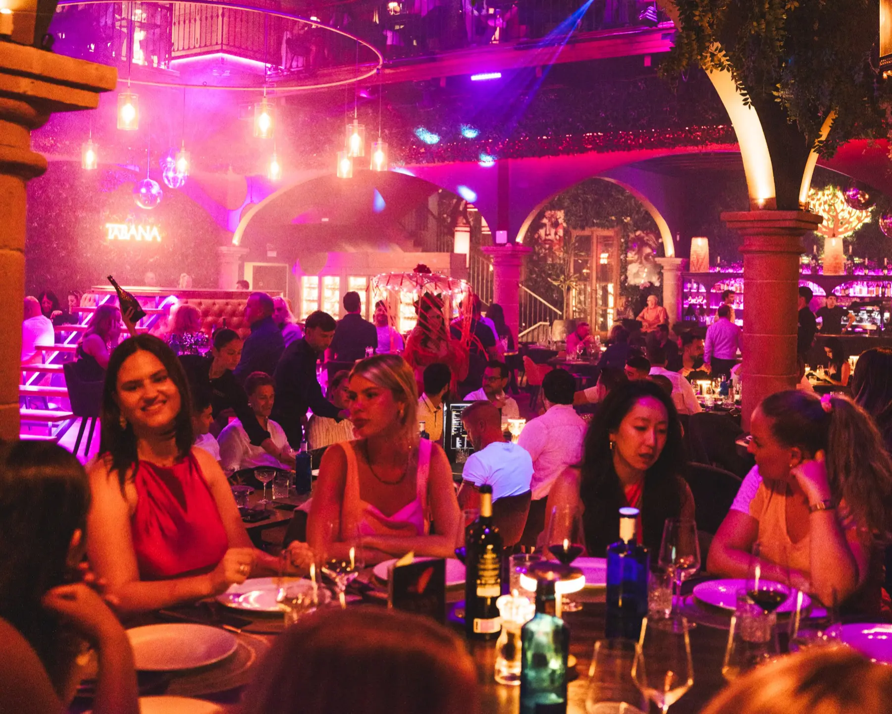 Guests enjoying Tabana’s after party in Playa de Palma with live performers, stage lighting and a lively nightlife atmosphere.