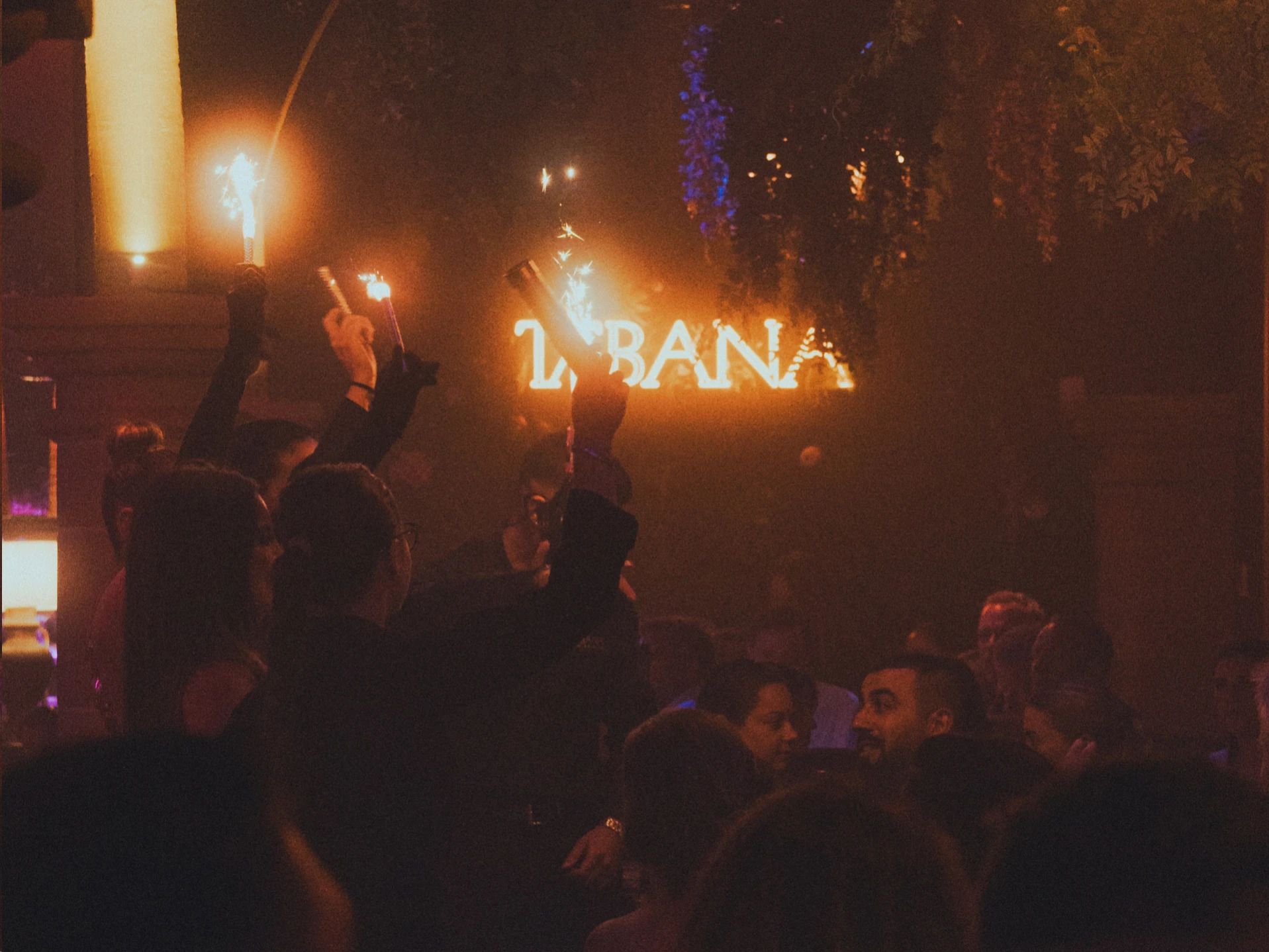 Guests celebrating at Tabana’s after party in Playa de Palma with sparklers, warm lighting and a lively nightlife atmosphere.