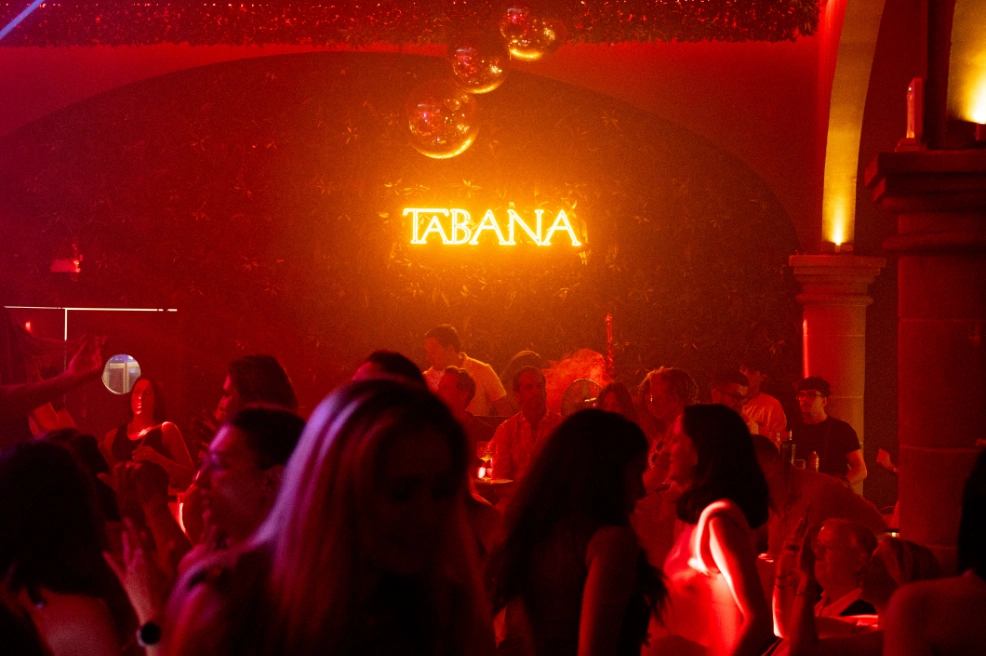 Nightlife atmosphere under the Tabana neon sign, dinner show restaurant in Playa de Palma, Mallorca