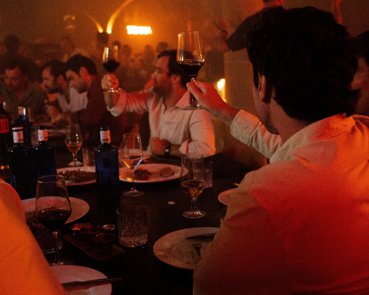 Guests raising wine glasses during dinner at Tabana Mallorca in Playa de Palma