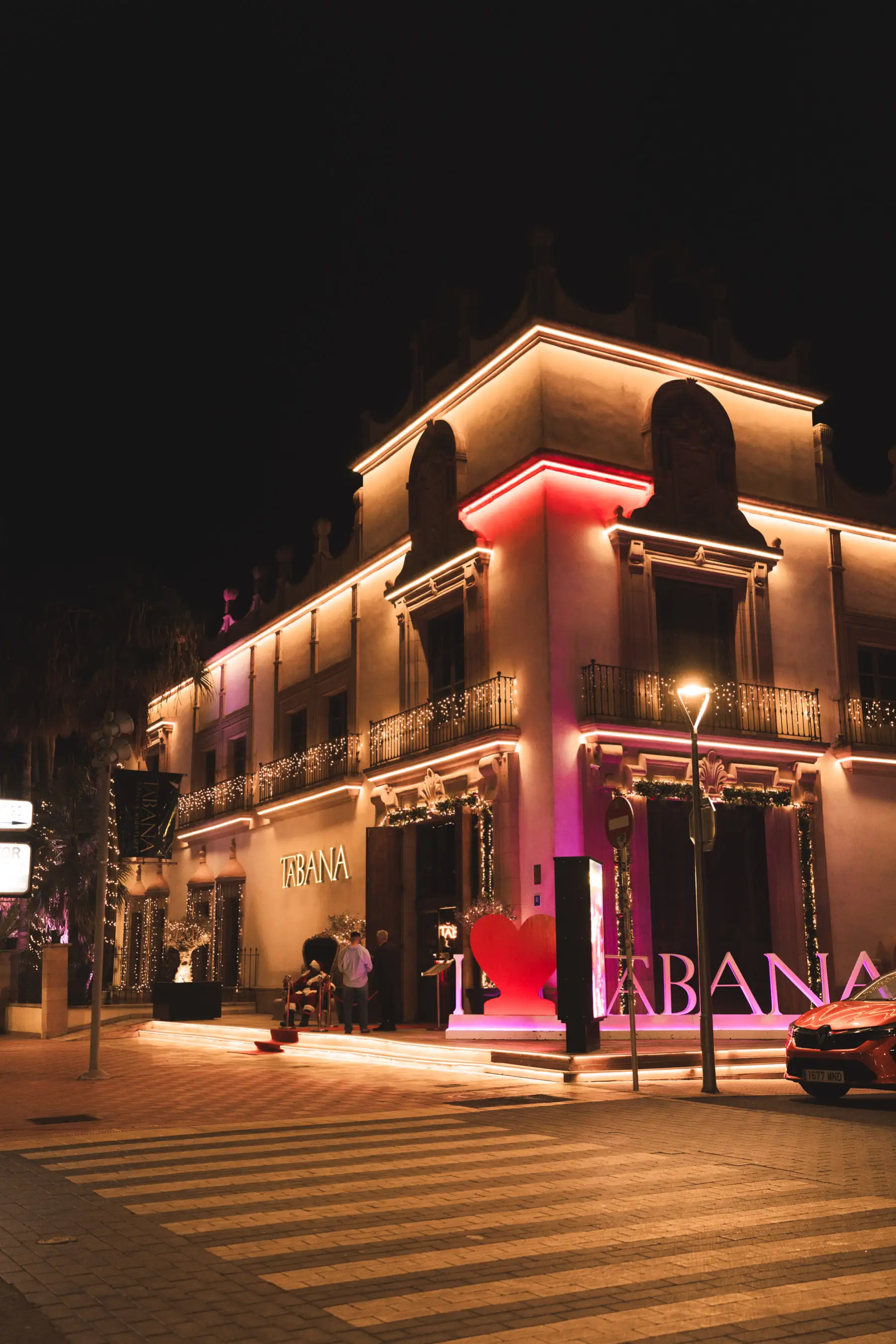 Fachada de Tabana iluminada por la noche en Playa de Palma, Mallorca