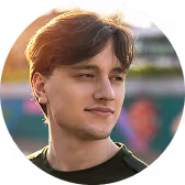 Porträt eines jungen Mannes mit mittellangen Haaren.