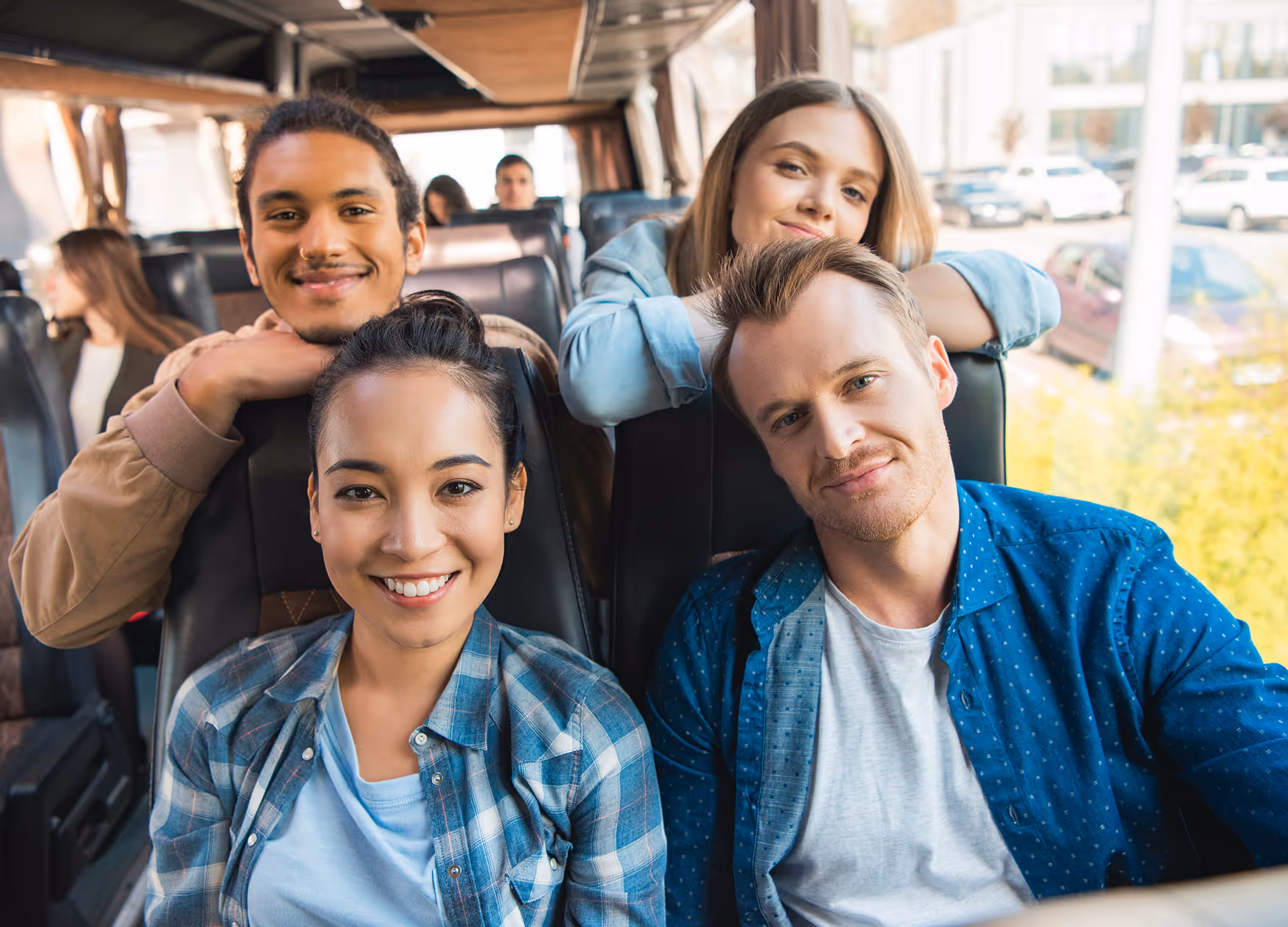 Gruppe junger, glücklicher Menschen, die für ein Foto posieren.