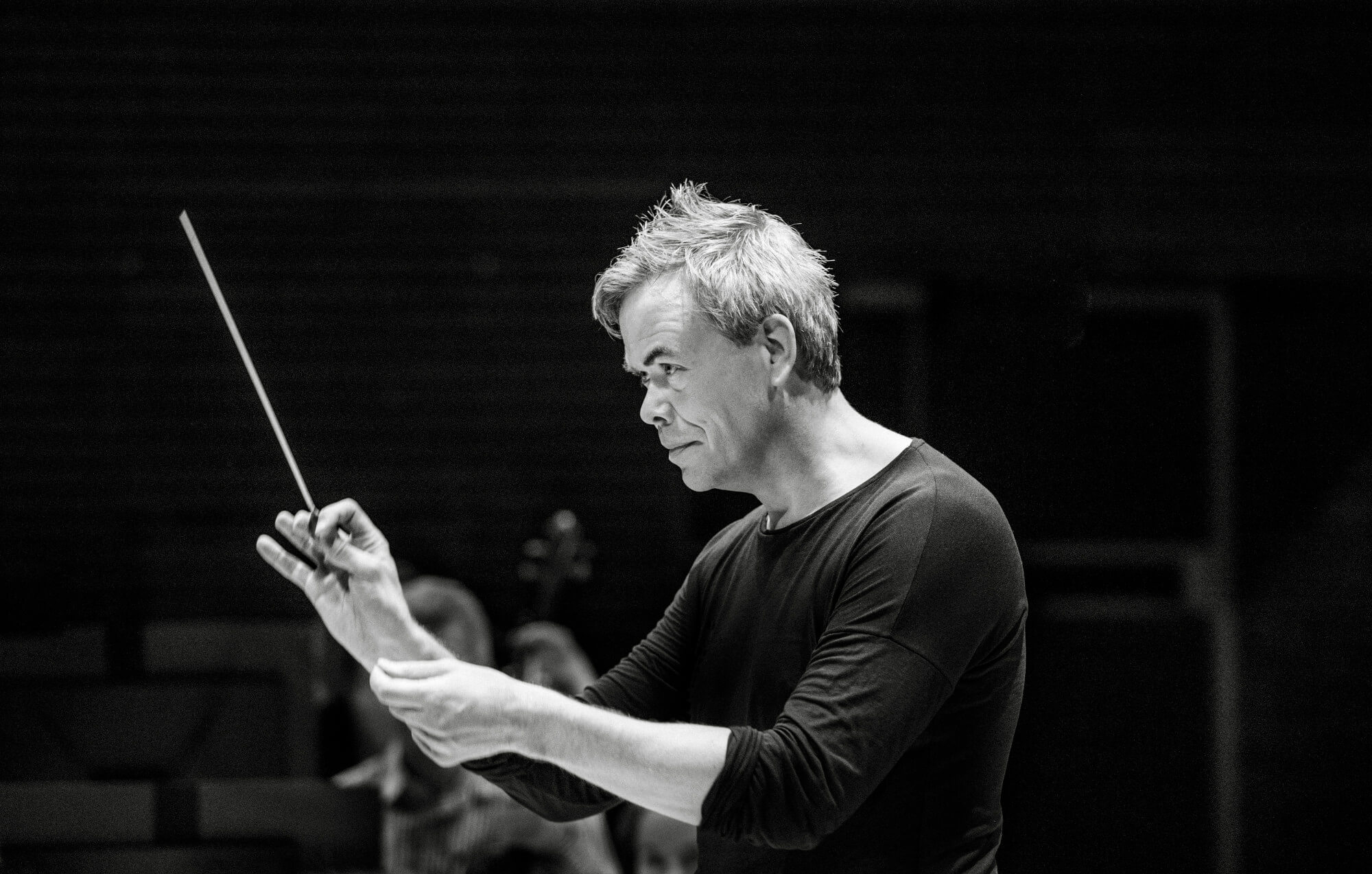 hannu-lintu-conducting-orchestra.jpg