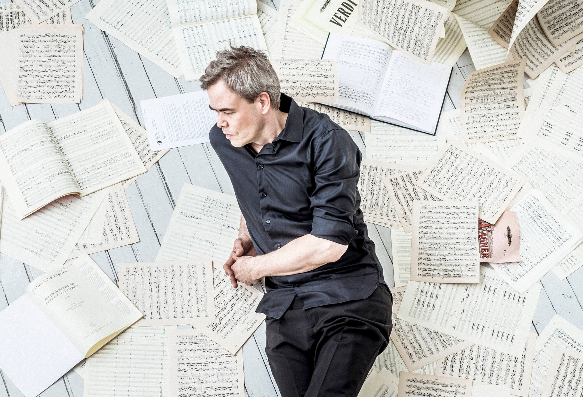 hannu-lintu-with-sheet-music.jpg