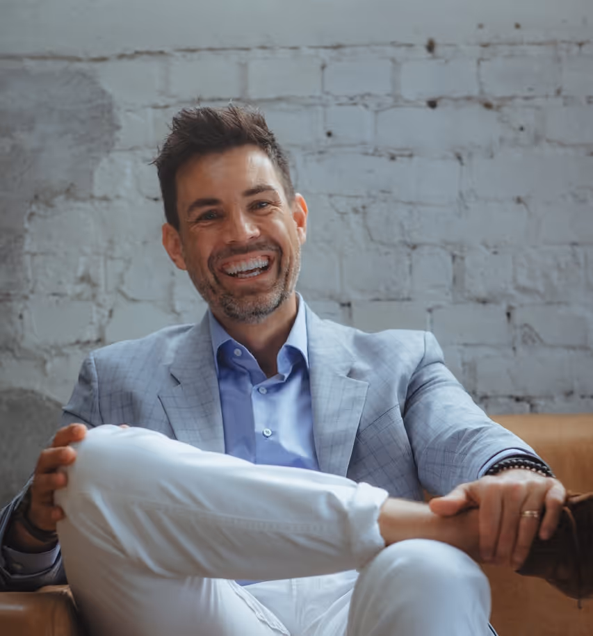 Sebastian Stemmann sitzend auf Sessel