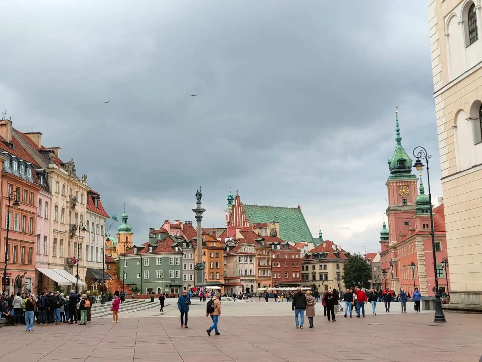 Pierwsze spojrzenie na Plac Zamkowy. Widok jak z pocztówki.