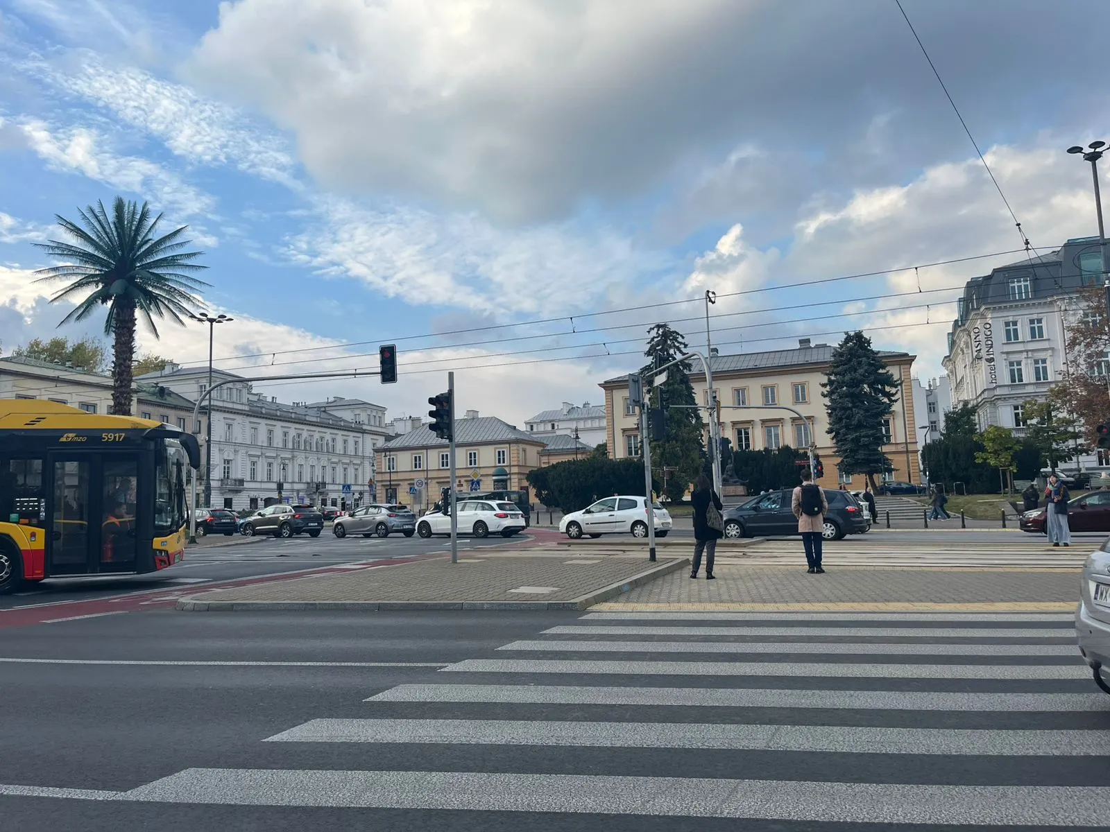 Instalacja artystyczna „Pozdrowienia z Alej Jerozolimskich” — palma na rondzie, dzieło Joanny Rajkowskiej.