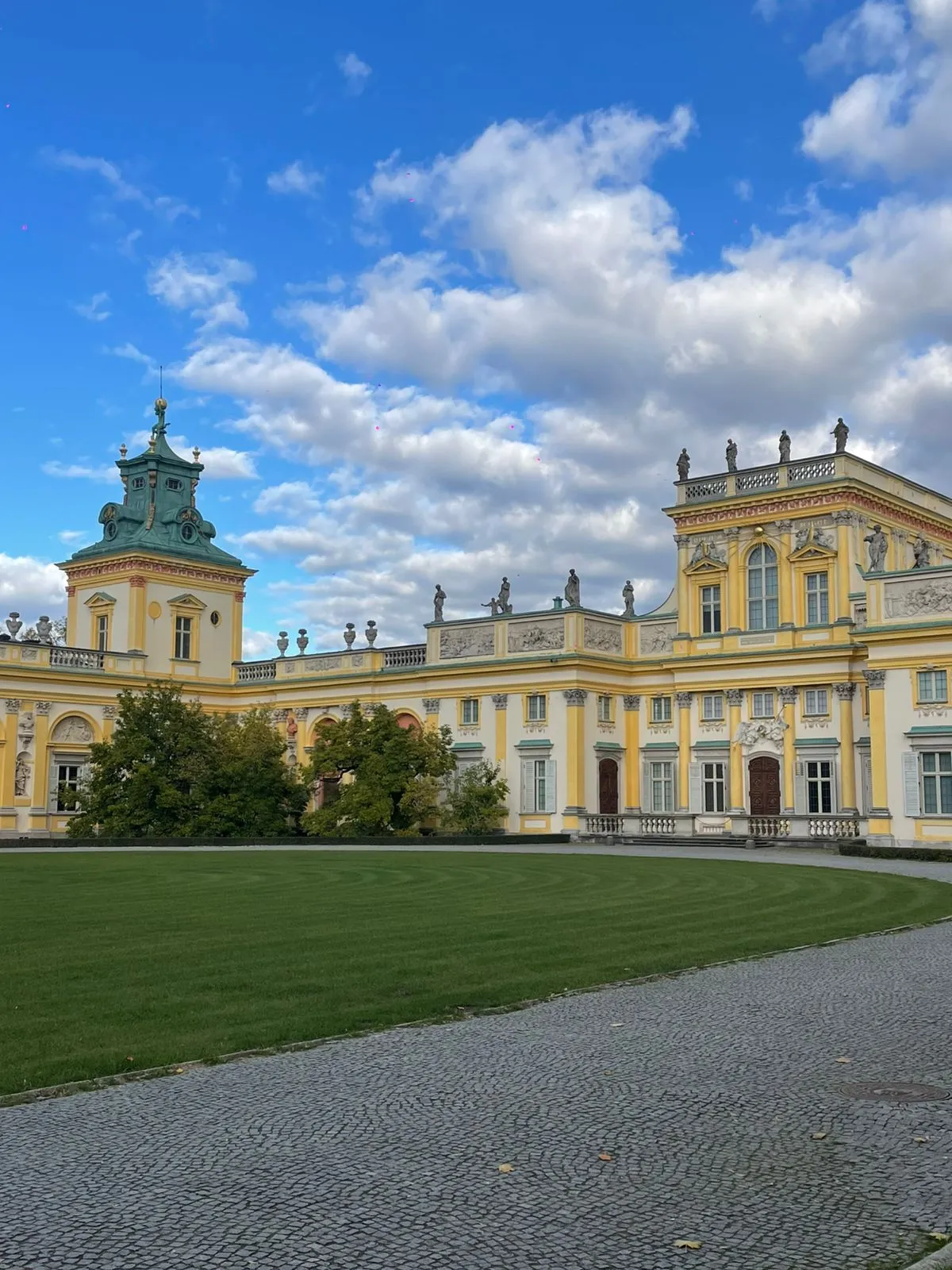 Pałac w Wilanowie: wygląda jak dom dla lalki.