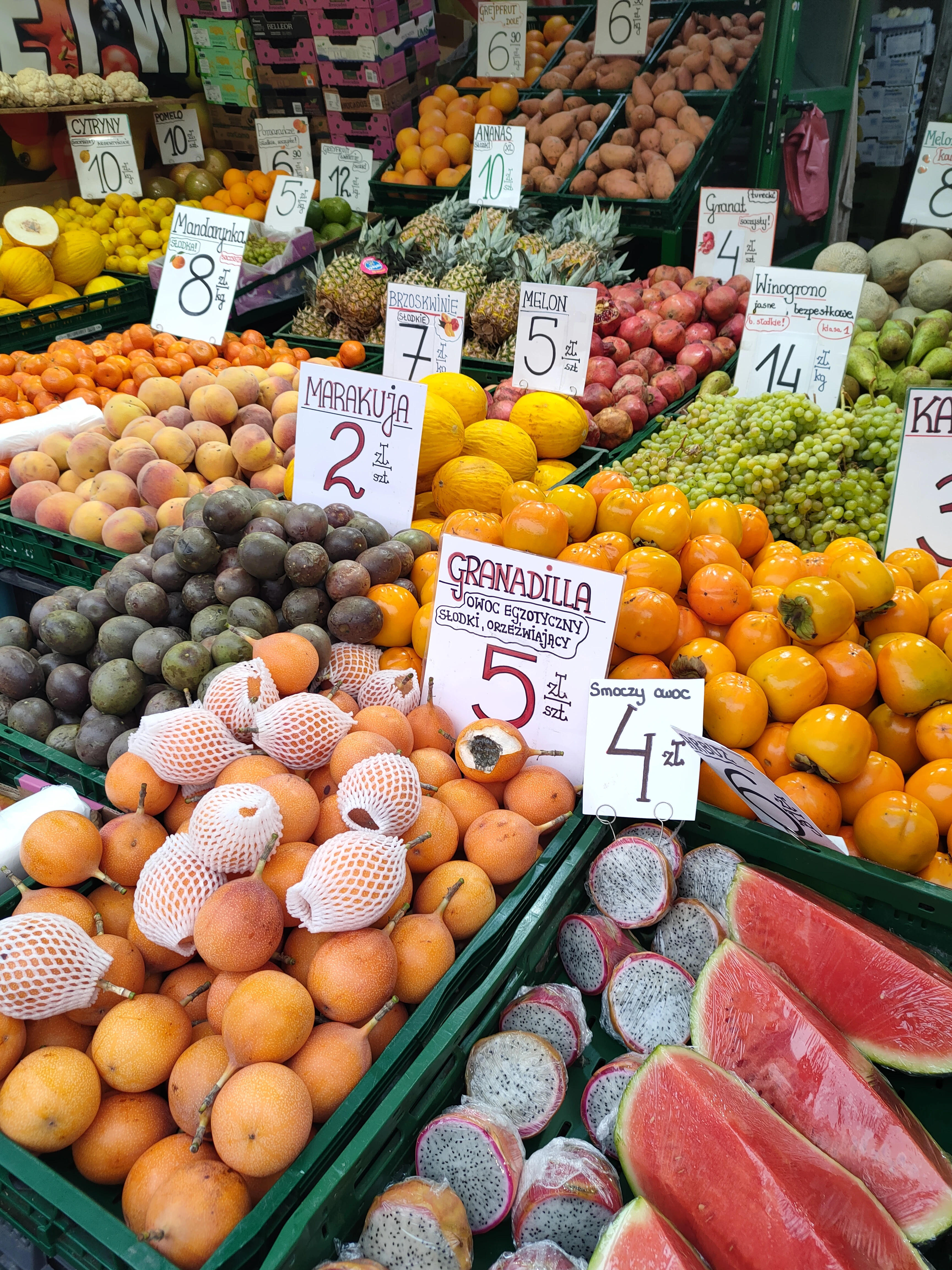 Piękne owoce i warzywa w Hali Mirowskiej.