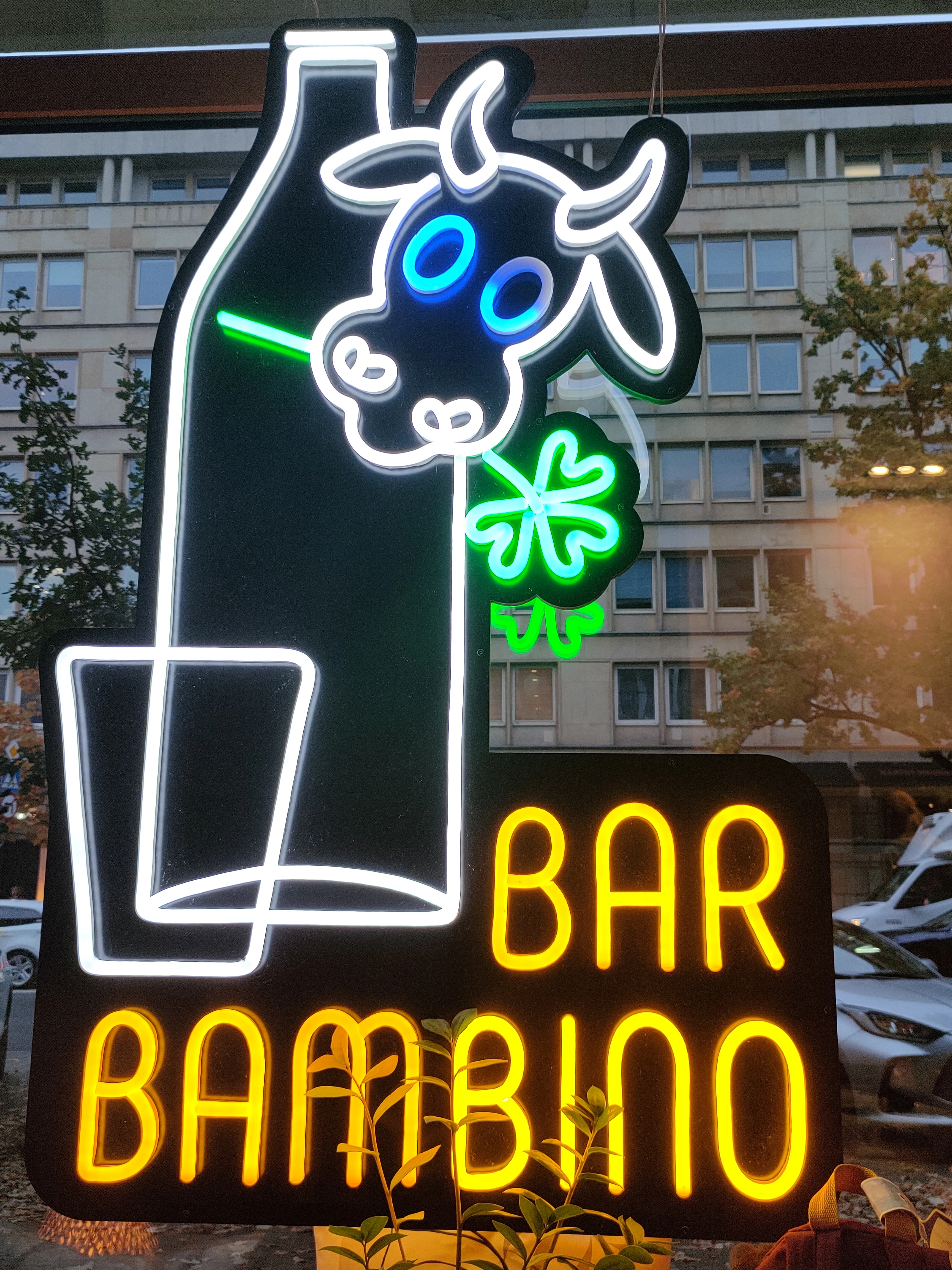 Próbując lokalnych kulinariów w barze mlecznym Bambino.