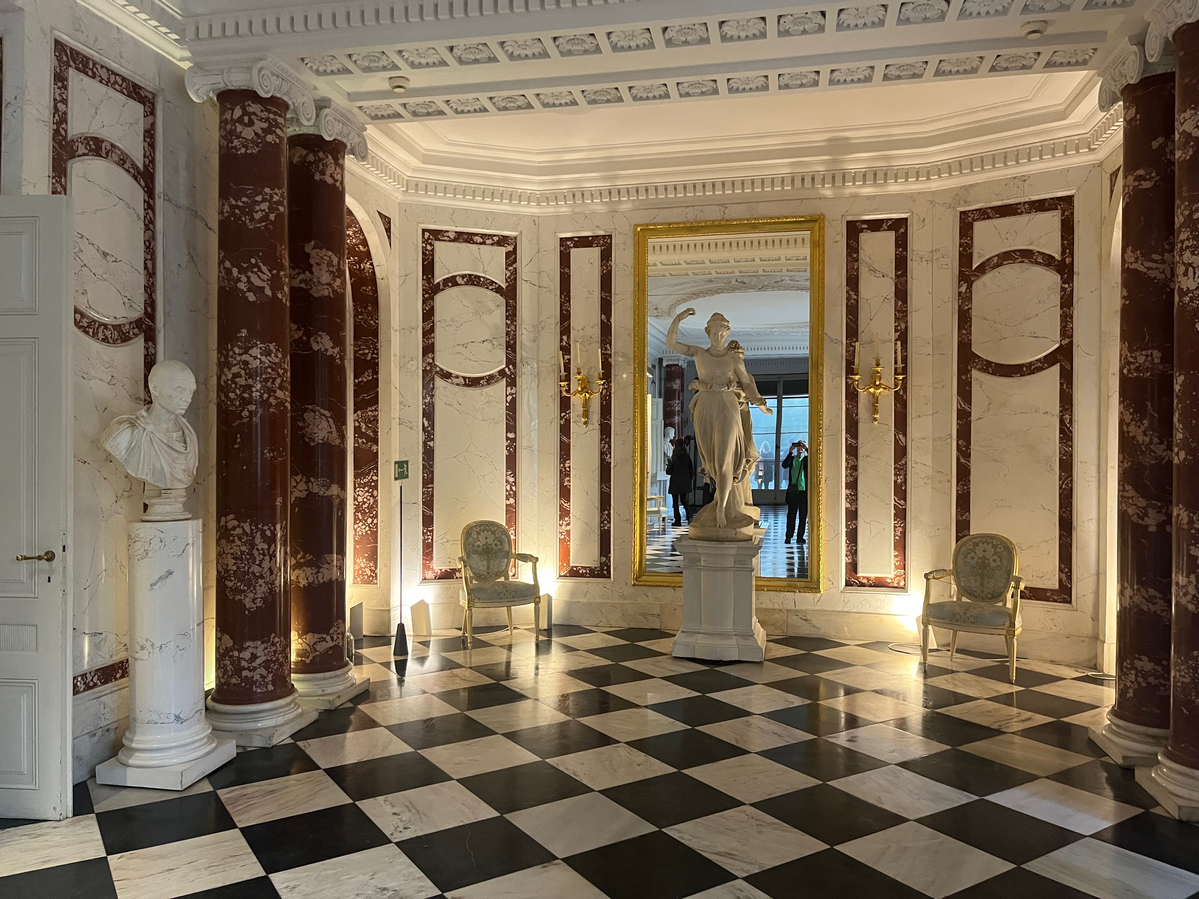 Tutaj artyści i intelektualiści spotykali się z królem, żeby omówić przyszłość kraju.