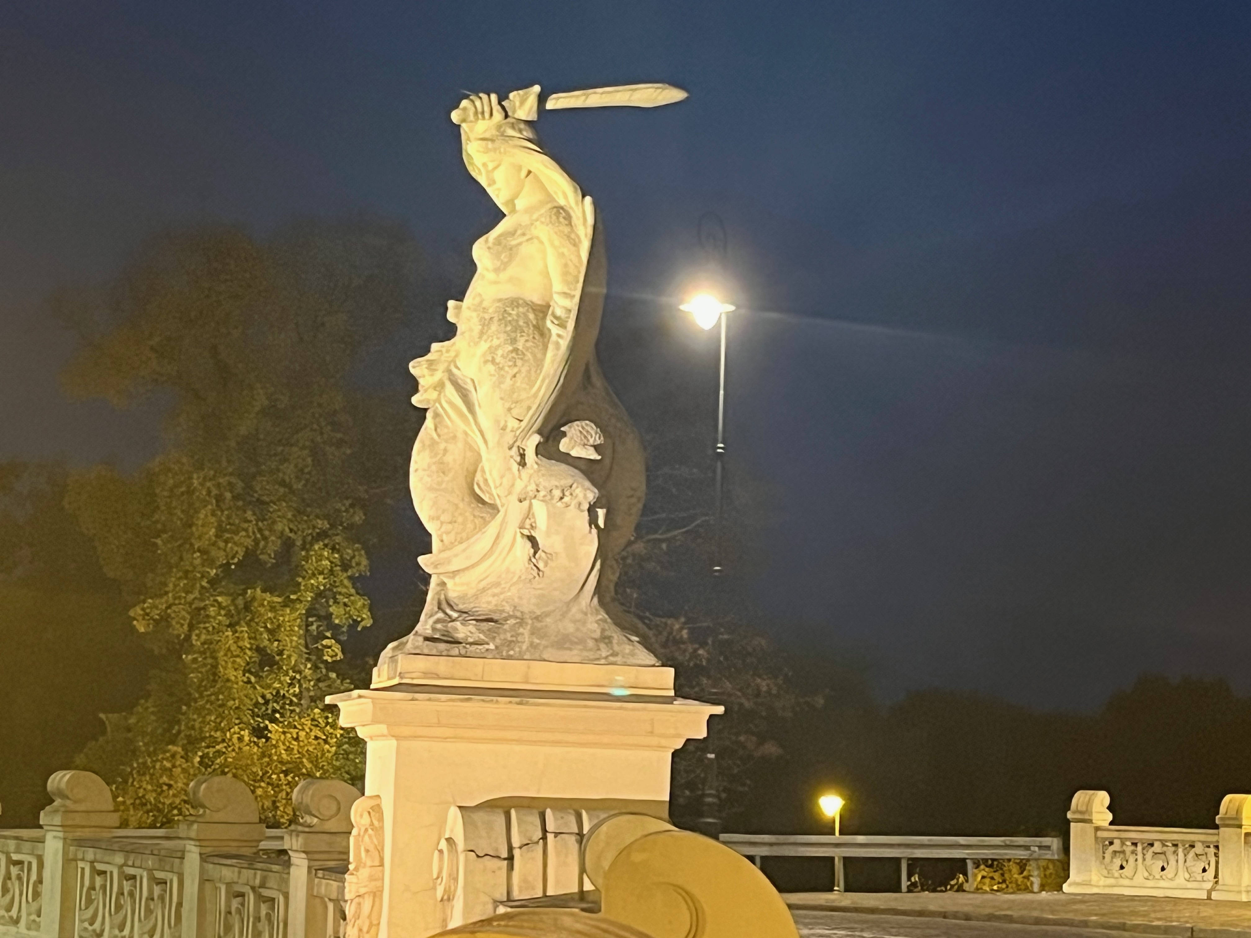 Syrena, obrończyni Warszawy, czuwa nad miastem.