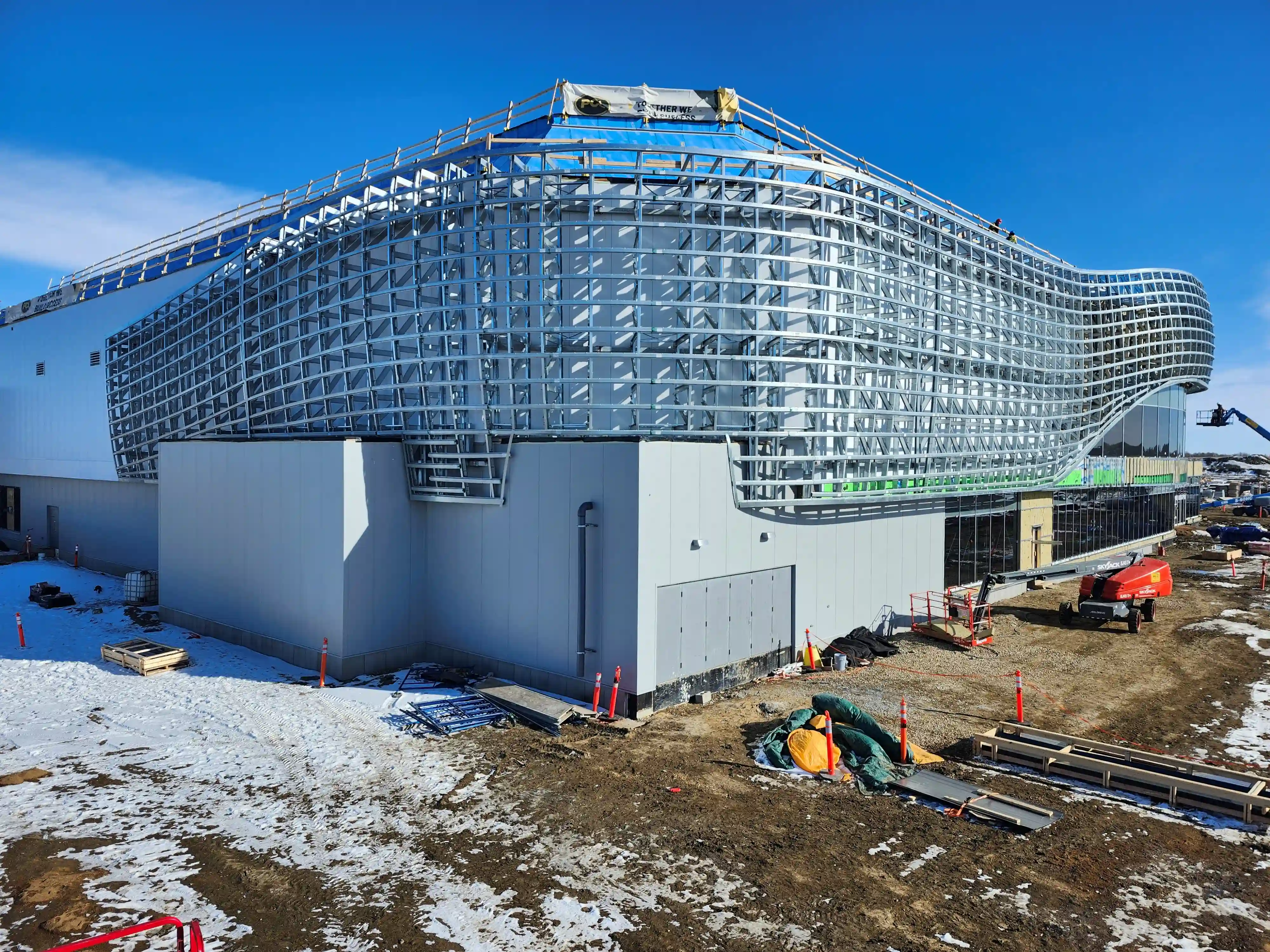 Large scale curved façade structure at Cenovus Energy Hub constructed using prefabricated radius steel truss systems