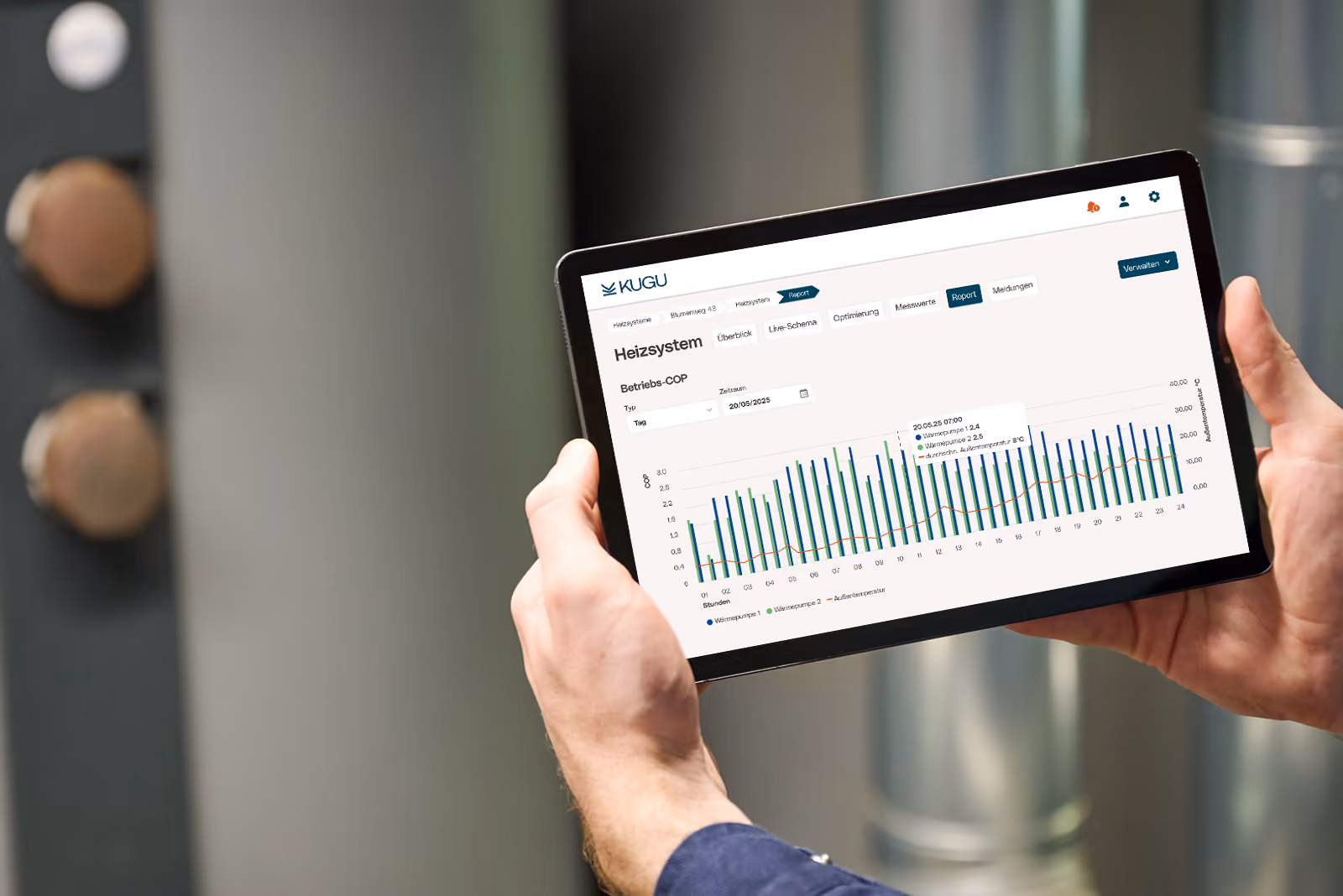 Tablet zeigt ein Diagramm von KUGU VIS zur Leistung von Heizsystem-Wärmepumpen im digitalen Heizungskeller