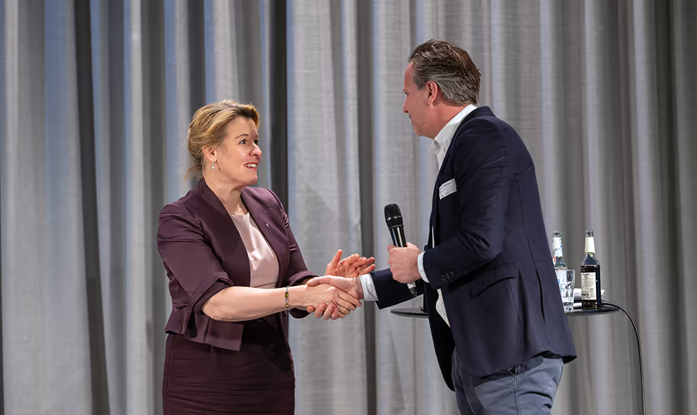 Senatorin Giffey, Dirk Eggers und Christopher von Gumppenberg (v.l.n.r.) auf der Bühne bei der Abendveranstaltung "Zukunft Fernwärme" © KUGU