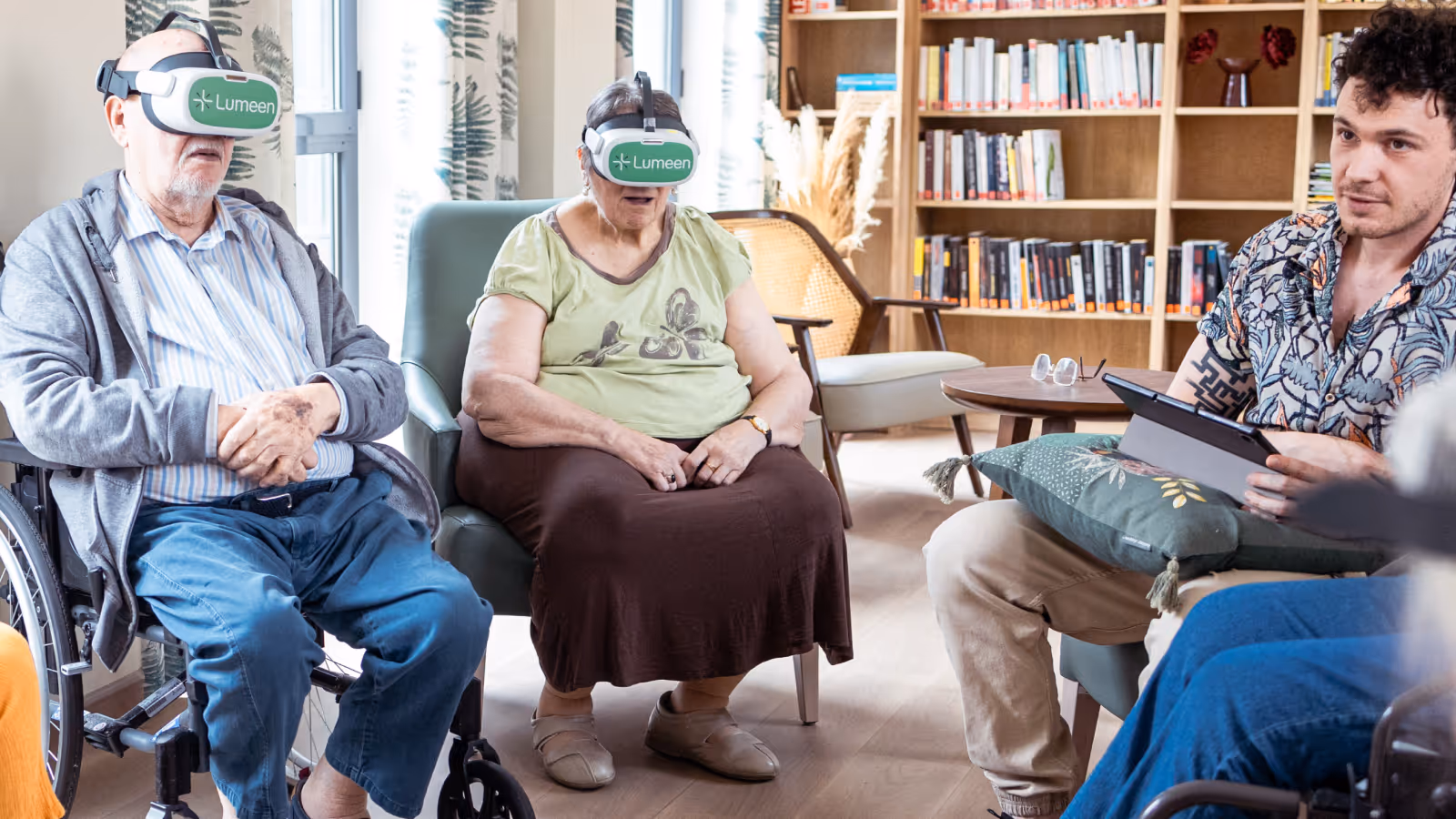 Atelier collectif en EHPAD : résidents avec casques Lumeen, animateur guidant la séance de réalité virtuelle.