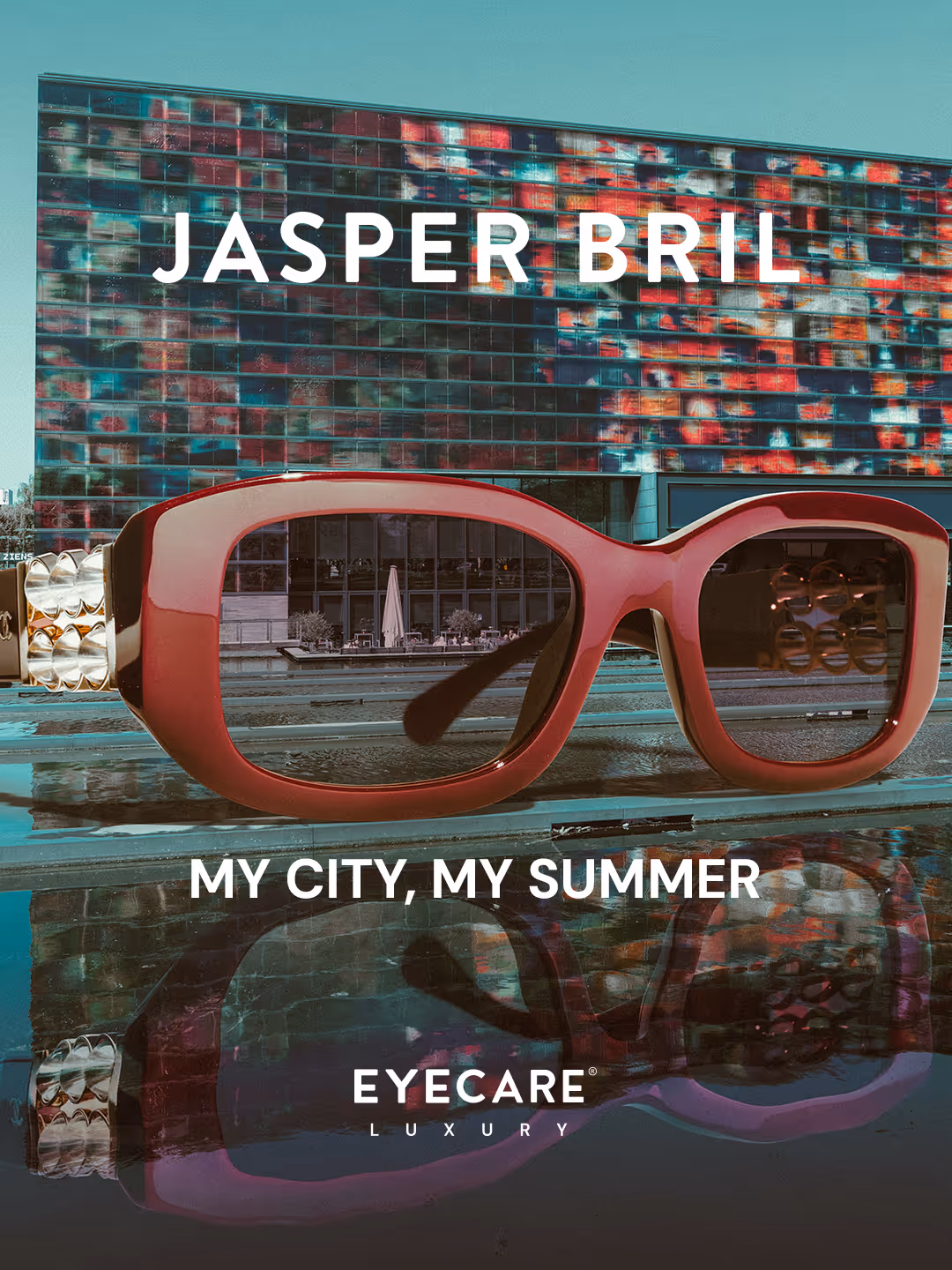 Jasper Bril in Hilversum presenteerde een gigantische Chanel bril voor het media gebouw in Hilversum