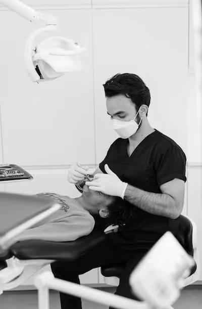 Pierre Girod réalisant un acte dentiste