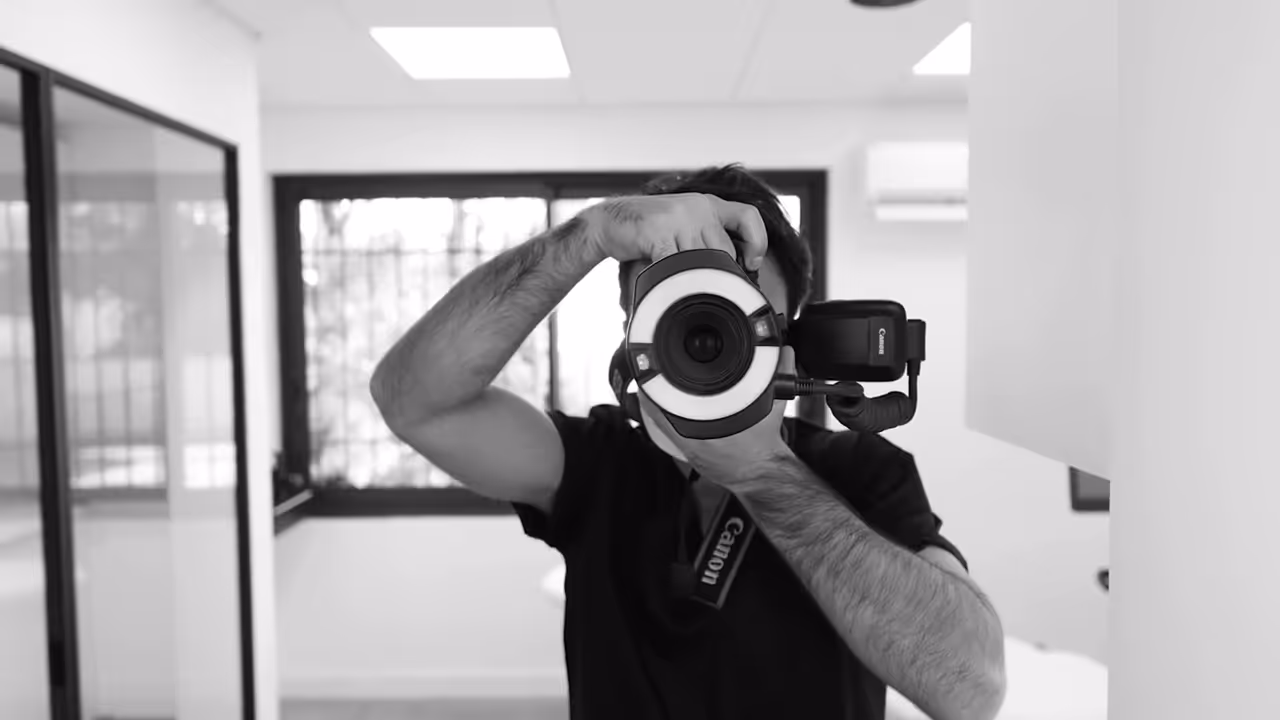 Docteur Girod prenant une photo