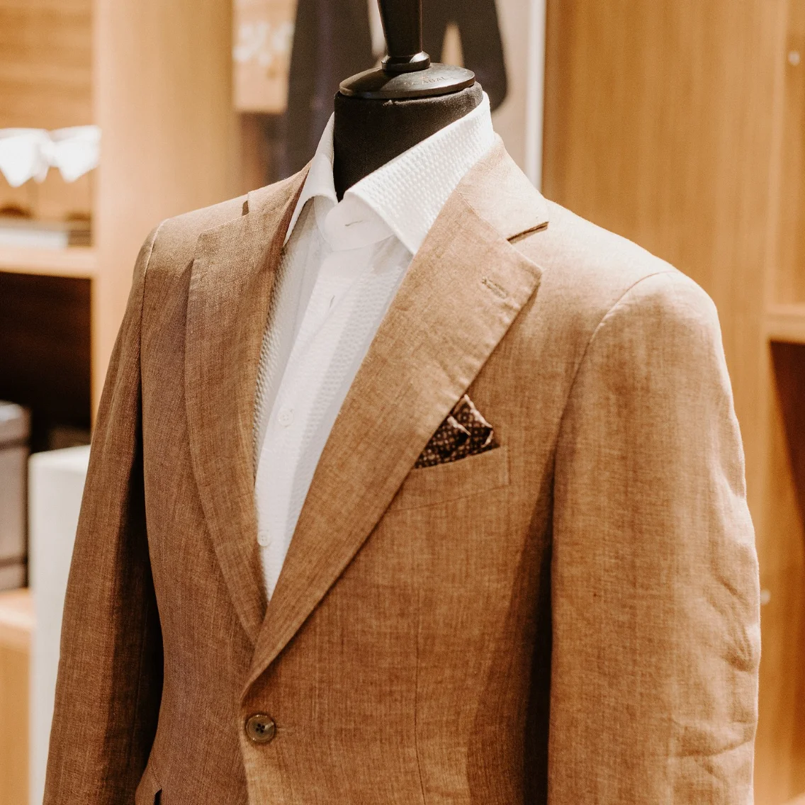 Blazer lin-laine sur buste de tailleur — tissu respirant idéal pour la saison chaude sur la Riviera | Riviera Couture