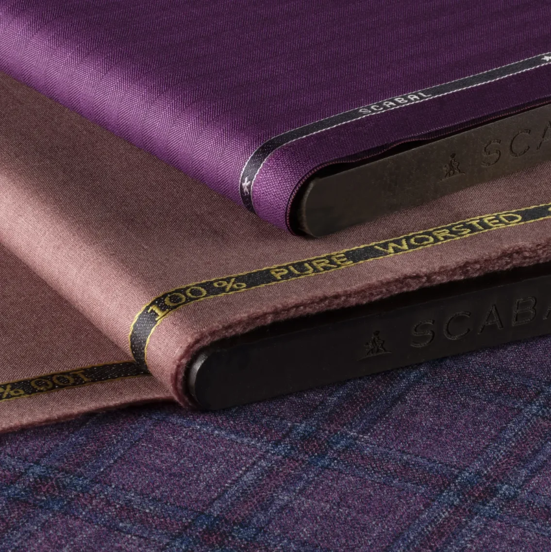 Livres d'échantillons Scabal — laine worsted pure, tissus premium pour costumes sur-mesure | Riviera Couture partenaire Scabal