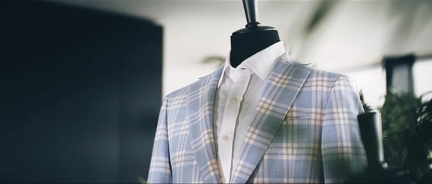 Échantillons de tissus pour costume sur-mesure — laine tropicale, lin, coton-lin — sélection saisonnière Côte d'Azur | Riviera Couture