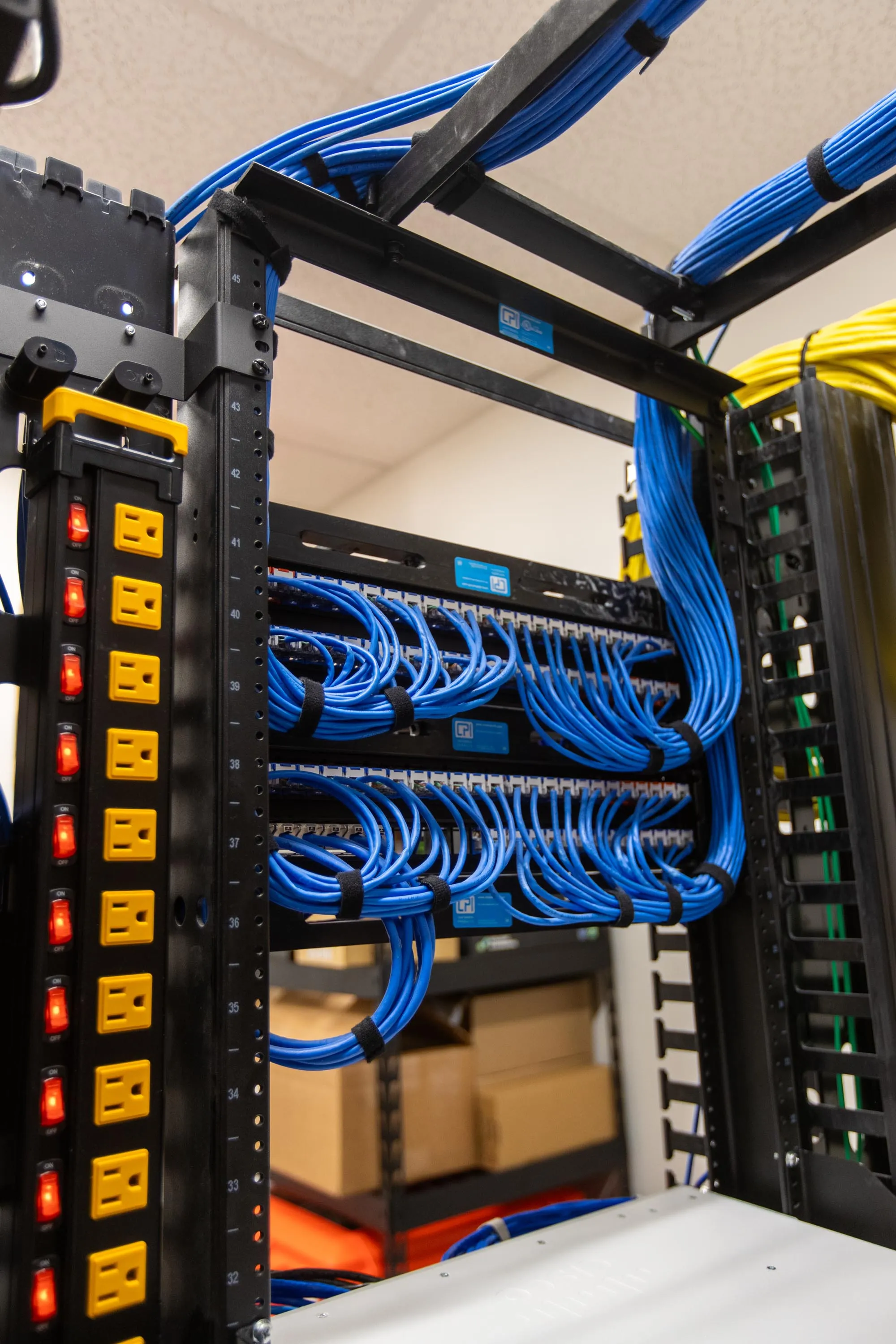Structured cabling patch panels with managed cable runs