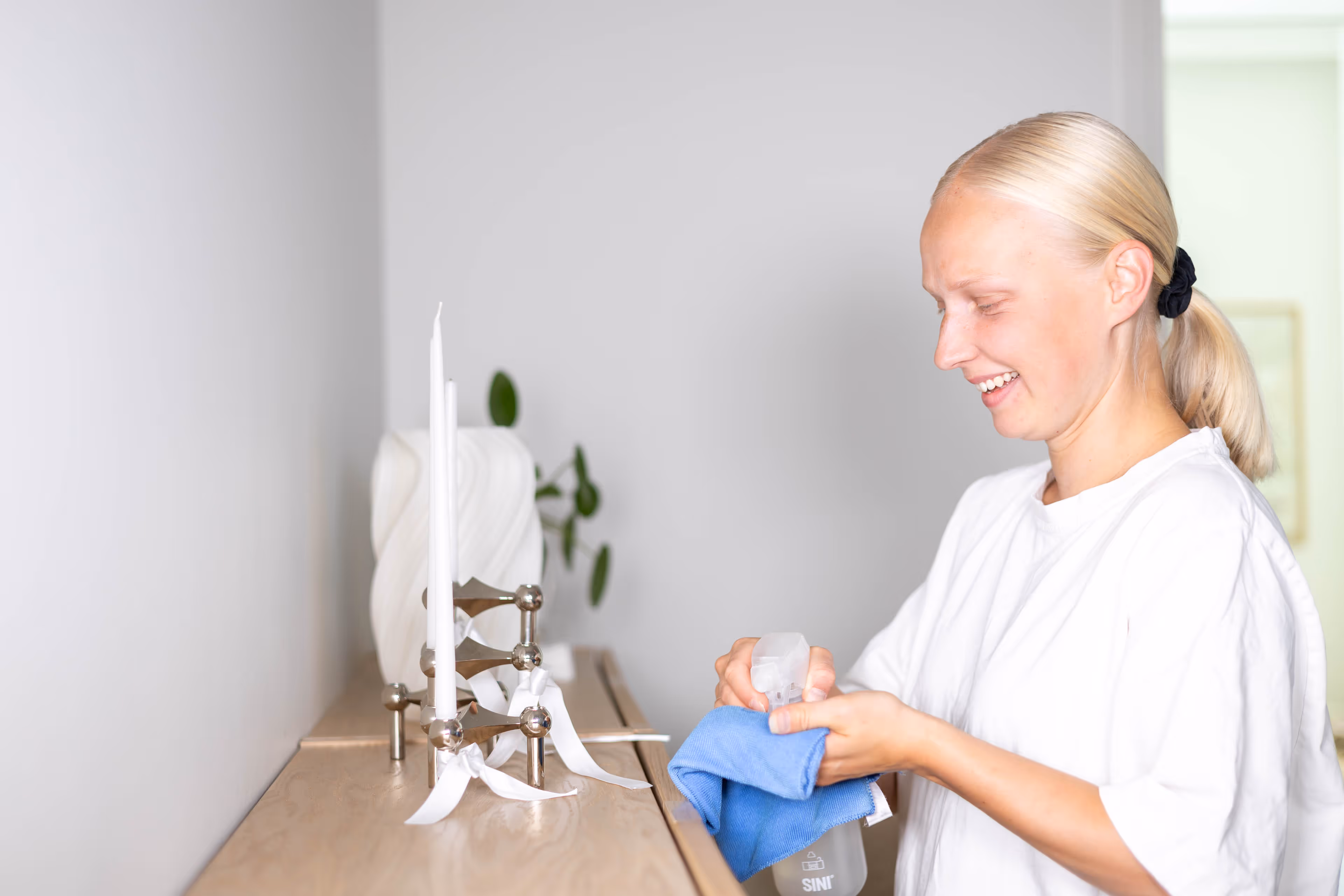 Olohuoneen tasojen siivous tekee kodista miellyttävän paikan elää