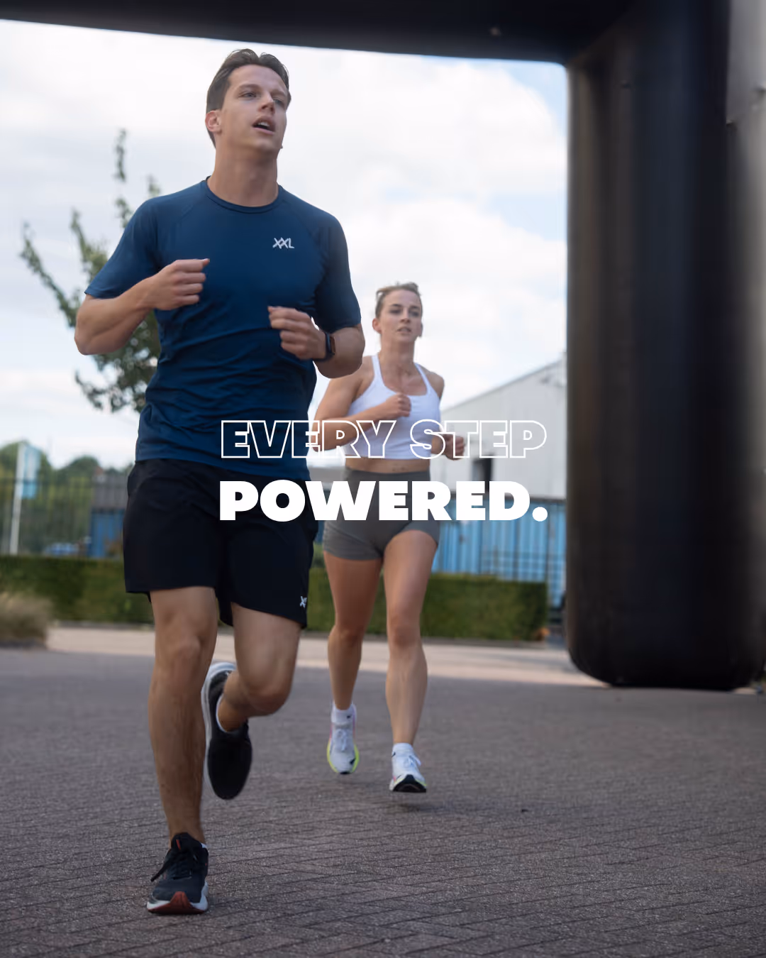 Läufer in XXL Nutrition Sportbekleidung beim Training