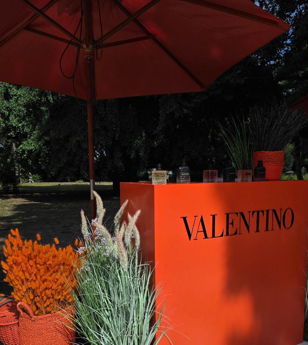 Valentino Podium mit Duftflakons als Retail-Aktivierung