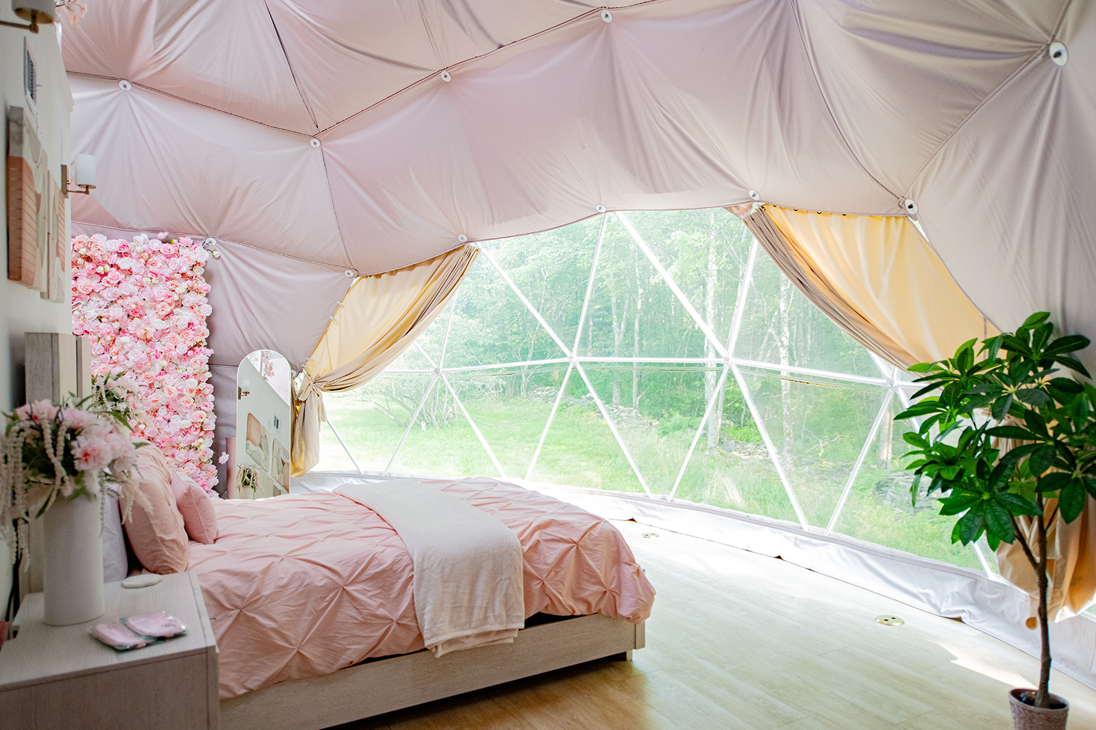 dome bedroom with open curtains and green landscape view at Unique Escapes NY