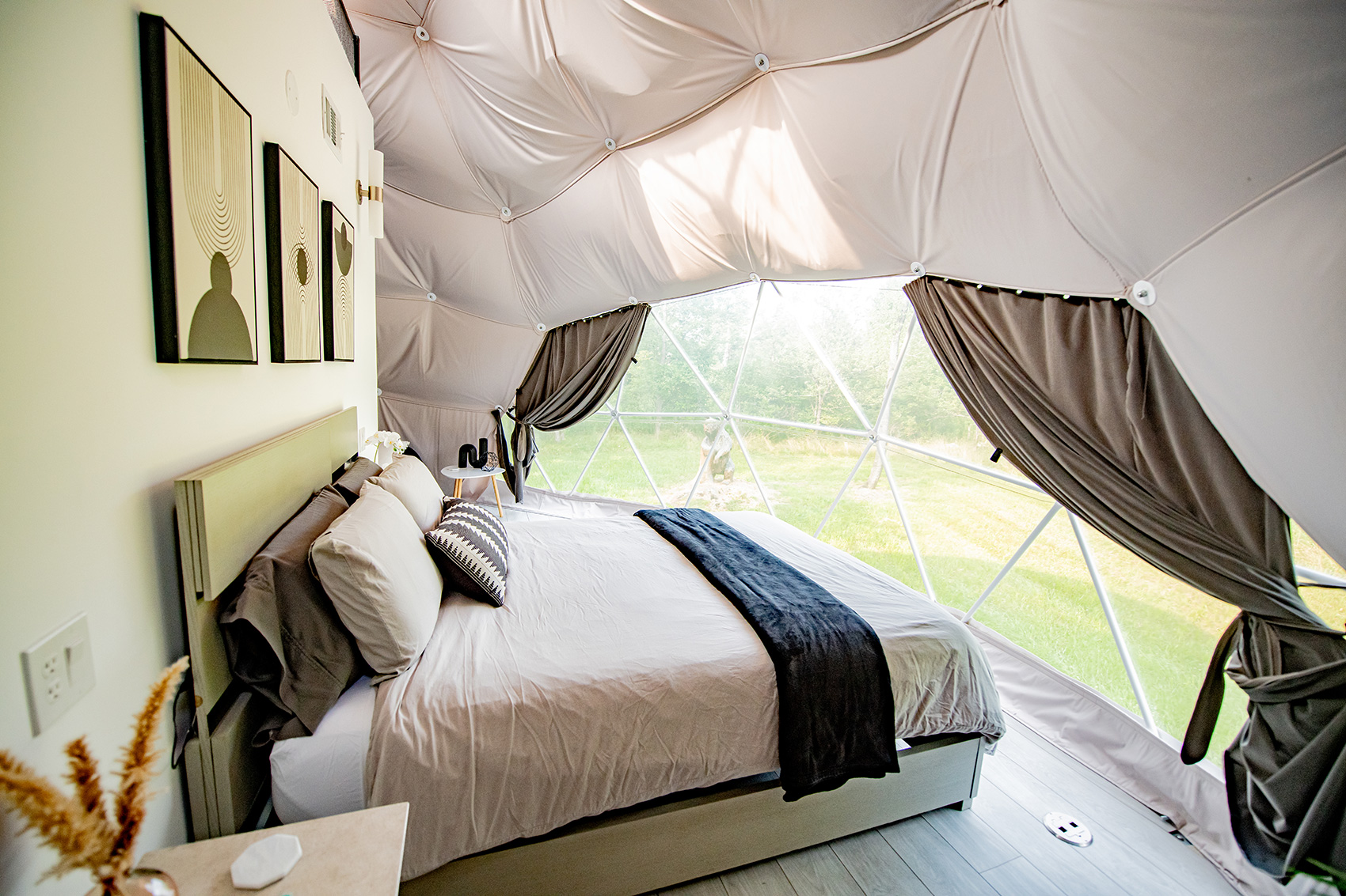 dome bedroom with open curtains and forest view at Unique Escapes NY
