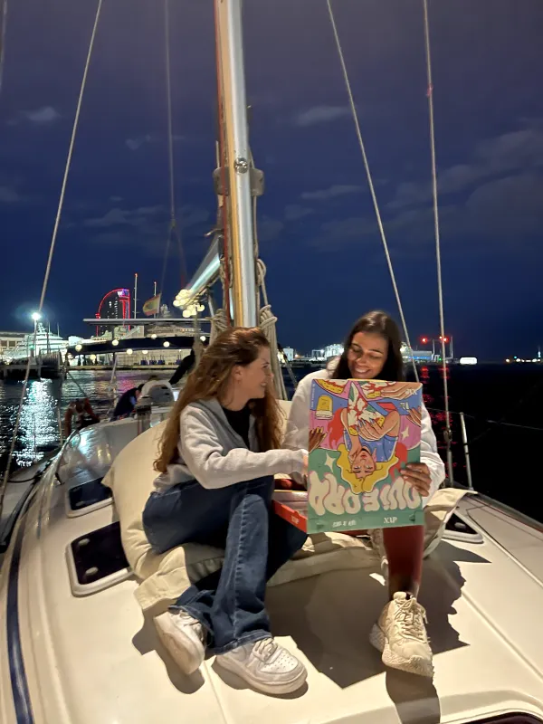 eating pizza boat dinner barcelona