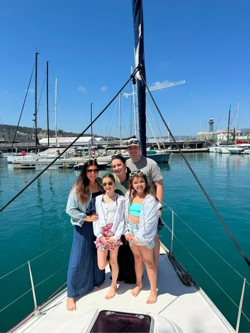 guests family sailing activity barcelona