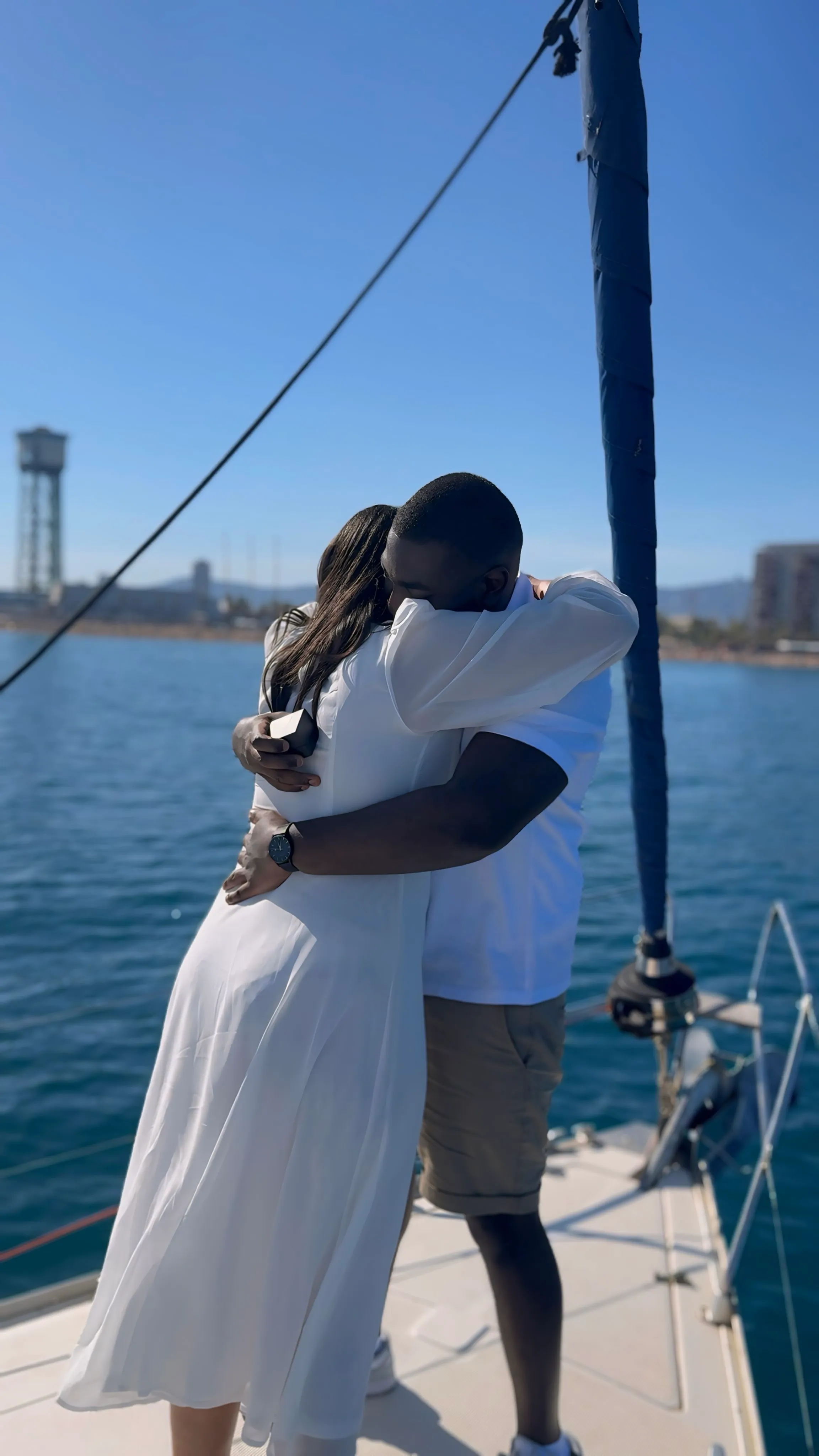 a man proposing to his fiancé in barcelona