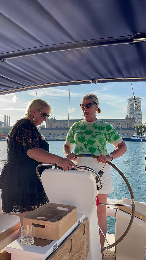 2 mothers enjoying a barcelona sailing trip
