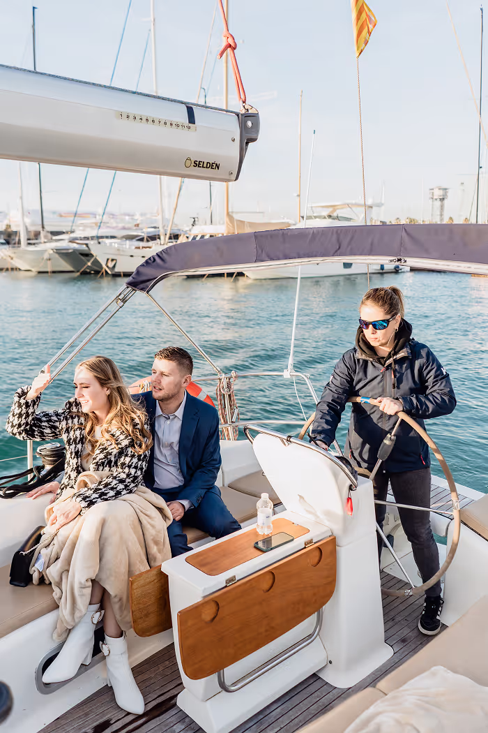 2 guests enjoying a boat trip in barcelona