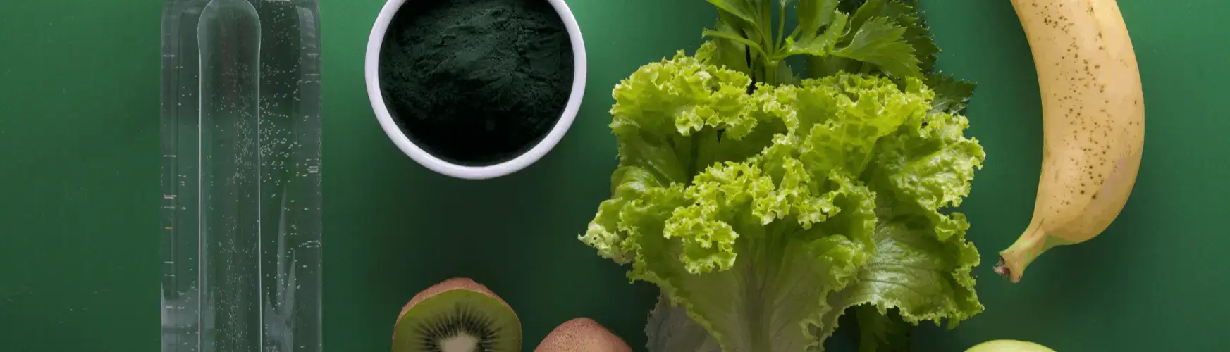 Grüner Smoothie, Kiwi, Salat und Nüsse umgeben einen Text mit der Aufschrift „VO₂max-Tests“.