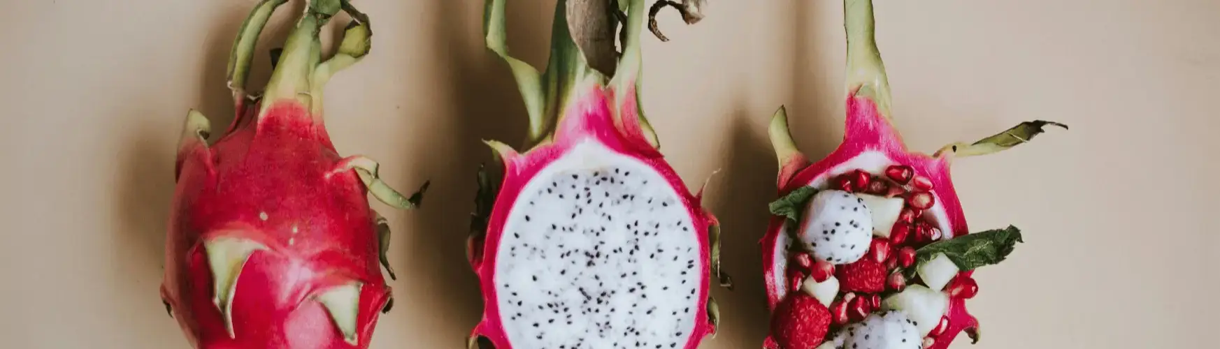 Geschnittene Drachenfrucht und frisches Obst auf einem Tisch, die eine gesunde Ernährung zur Unterstützung der Gewichtsabnahme darstellen.