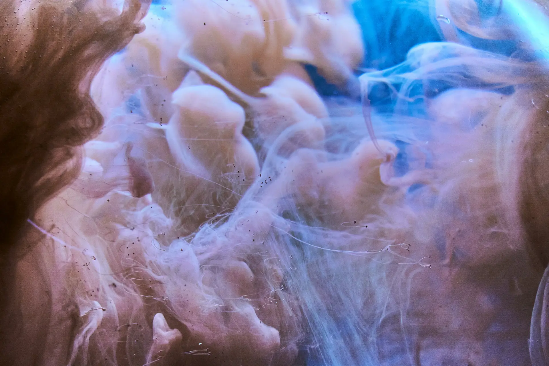 Abstrakte rosafarbene und blaue, wirbelnde Texturen, die komplexe biologische Veränderungen während der Hormonersatztherapie symbolisieren.