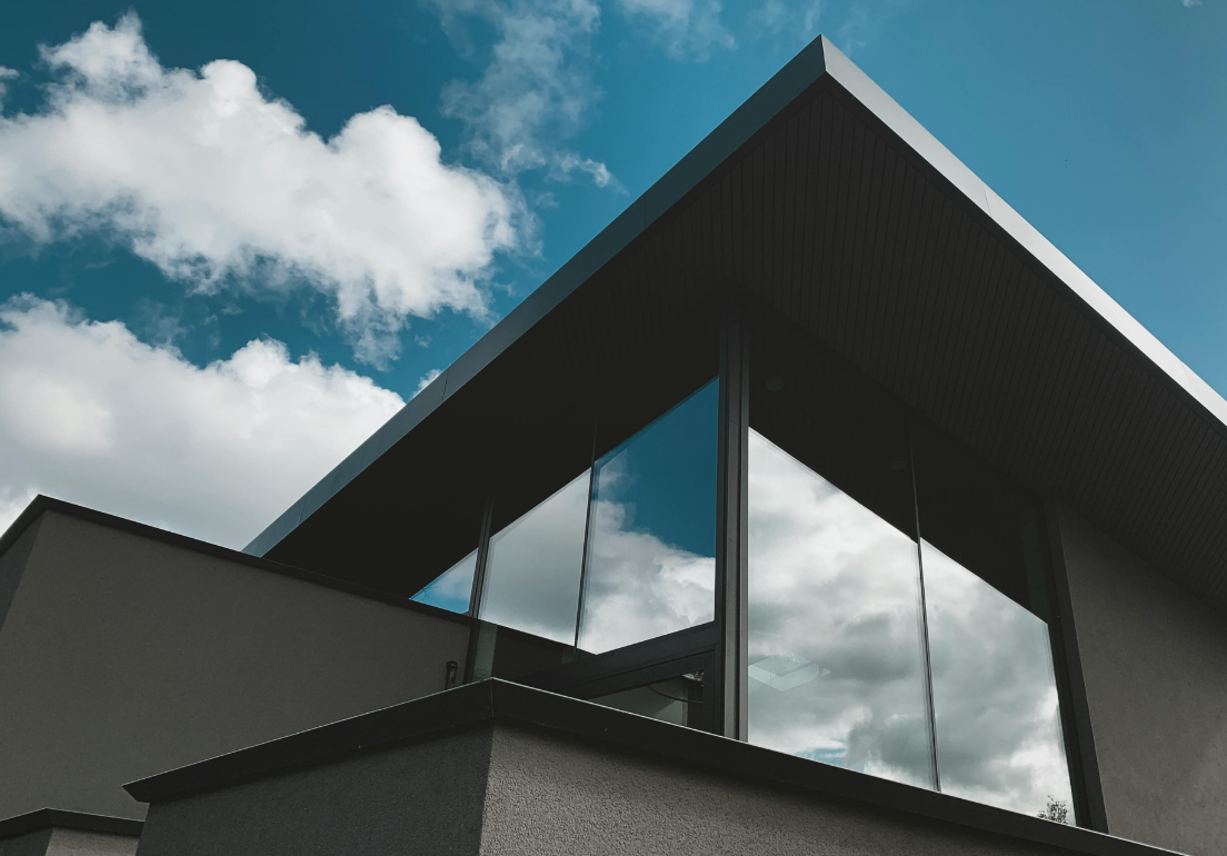 Nowoczesny budynek z przeszklona elewacja i stalowym dachem - wizualizacja architektoniczna BRJ-Studio