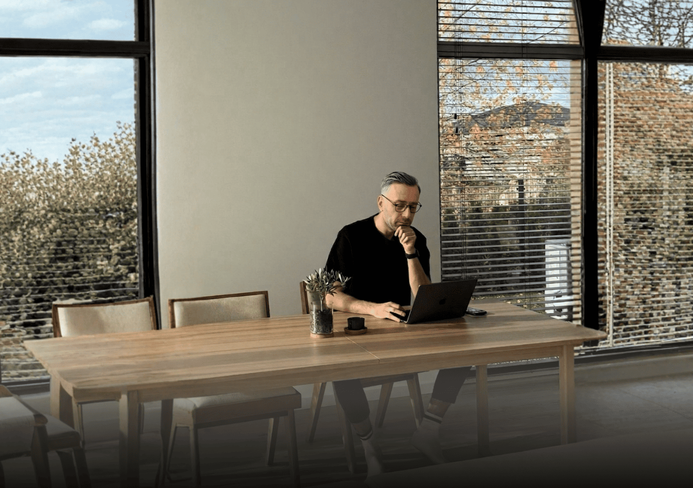 Architekt BRJ-Studio podczas konsultacji architektonicznej przy laptopie w nowoczesnym wnętrzu