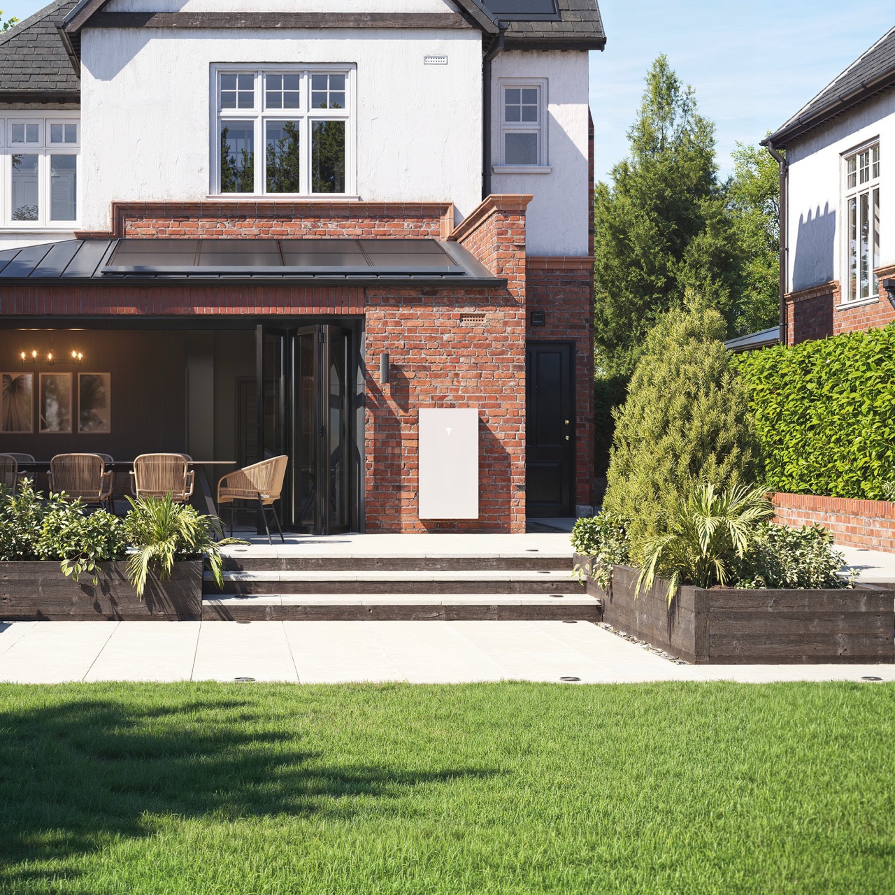 Tesla Powerwall 3 aan de gevel van een vrijstaande woning overdag