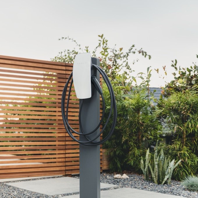 Peblar Home laadpaal met vaste laadkabel, vooraanzicht met display