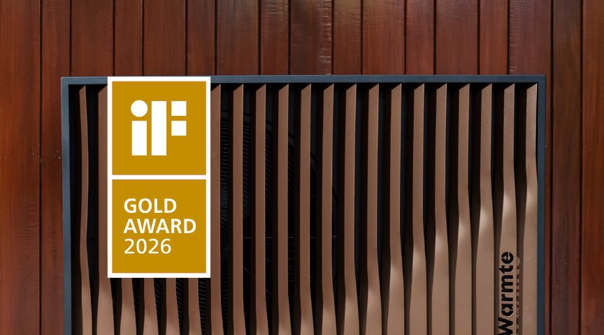 DeWarmte Pomp MP met de iF Gold Award 2026, tegen een houten gevel