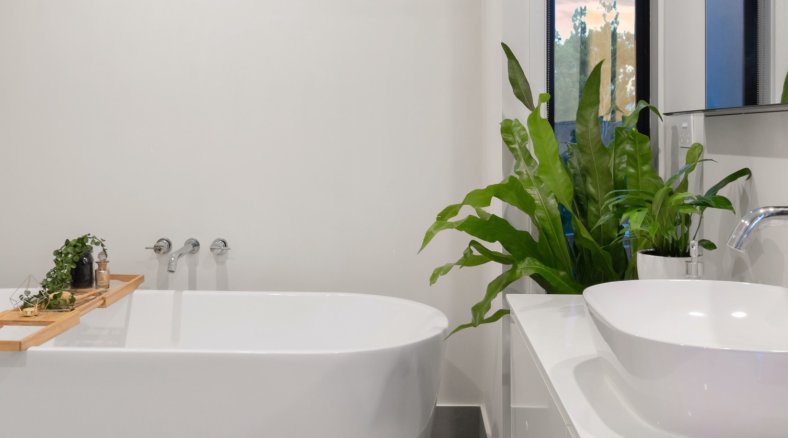Badkamer met bad en wastafel, warm water uit de DeWarmte Pomp T warmtepompboiler