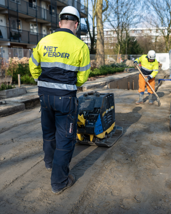 Netverder medewerker egaliseert grond